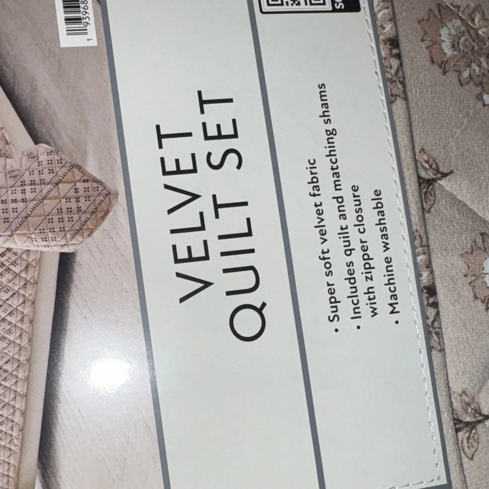 Member's Mark Velvet Quilt Set - Beige Floral